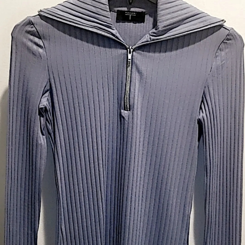Tahari long sleeve top size small in blue